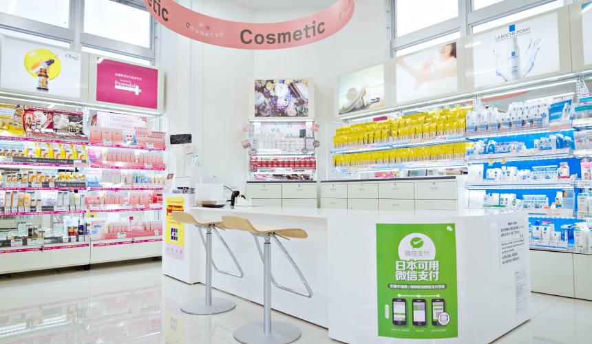 「札幌藥妝 沖繩國際通店」的「Cosmetic櫃檯」