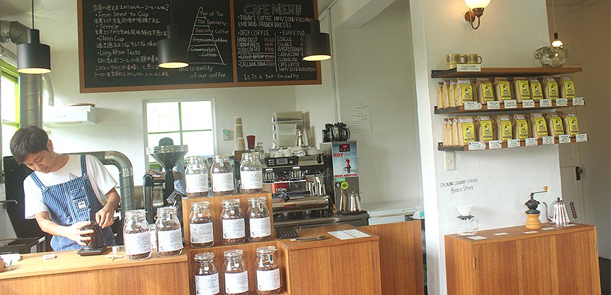 《沖繩浦添市輕鬆半日遊,吃喝玩樂一次滿足!》咖啡店「Beans Store」店內照手沖咖啡