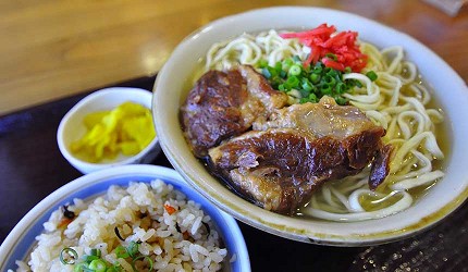 沖繩自由行必買唯一OUTLET「ASHIBINAA」裡的沖繩鄉土料理樂風的滷豬肉湯麵