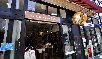 沖绳自由行必买唯一OUTLET「ASHIBINAA」里的南洋民族风皮革手工艺品「Ryukyu Leather LLA」