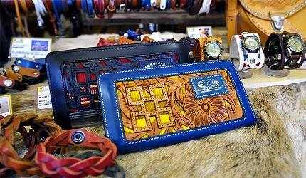 沖绳自由行必买唯一OUTLET「ASHIBINAA」里的南洋民族风皮革手工艺品「Ryukyu Leather LLA」