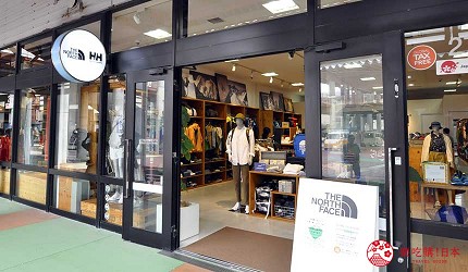 沖繩自由行必買唯一OUTLET「ASHIBINAA」裡的戶外運動休閒品牌代表「THE NORTH FACE」店門口