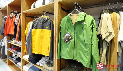 沖繩自由行必買唯一OUTLET「ASHIBINAA」裡的戶外運動休閒品牌代表「THE NORTH FACE」的外套