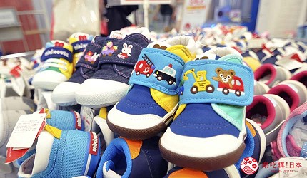 沖繩自由行必買唯一OUTLET「ASHIBINAA」裡的日本人氣童裝嬰兒品牌「Miki House」販售的童鞋