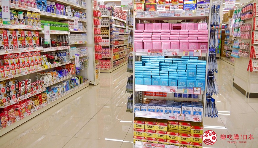 日本冲绳自由行必逛药妆店COSMOS科摩思冲映通店的店舖环境