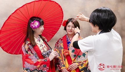 冲绳和服出租店推荐veni体验穿着南国传统琉装游冲绳的专业摄影师会帮手整理仪容