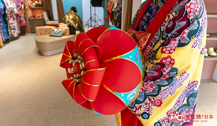 冲绳和服出租店推荐veni体验穿着南国传统琉装游冲绳的店内有多款道具装饰